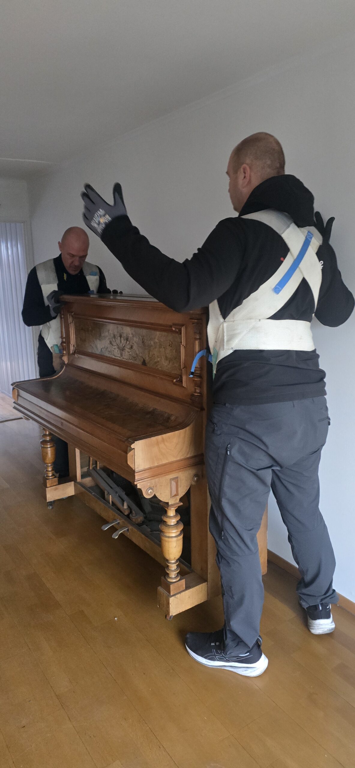 Pianoflytting — tungt piano båret trygt